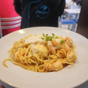 Espaguetti en salsa de langostinos gratinados