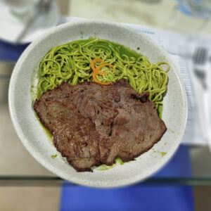 Espaguetti al pesto con bisteck