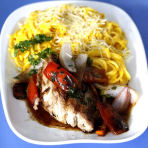 Espaguetti a la huancaína con pescado a la plancha y salsa de lomo saltado