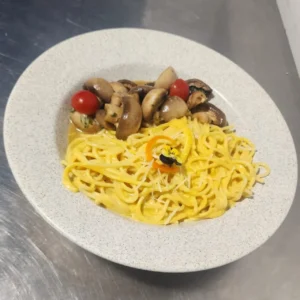 Espaguetti a la huancaína con champiñones