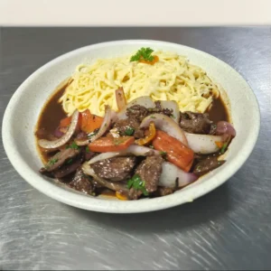 Espaguetti a la huancaína con lomo saltado