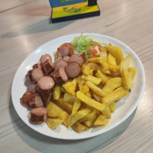 Salchipapa (salsas a elección)