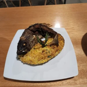 Tacu tacu con cabrilla frita