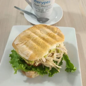 Pan con pollo a la plancha